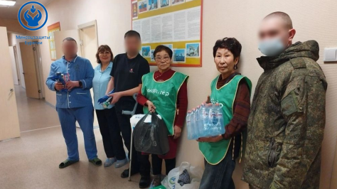 Как получатели социальных услуг помогают участникам СВО в госпитале Улан-Удэ.