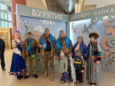 Около ста бойцов встретили специалисты соцзащиты на этой неделе в аэропорту «Байкал».