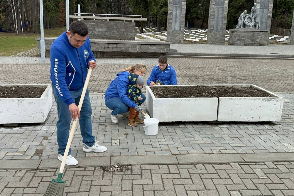 Более 3,5 тысяч активистов «Единой России», МГЕР и «Волонтеров Победы» провели субботники по благоустройству памятников Великой Отечественной войне.